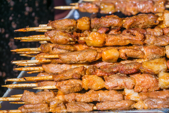 中国小吃烤羊肉串特写