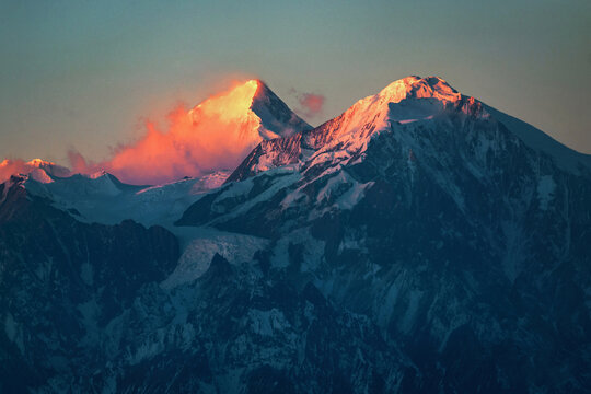 贡嘎雪山日照金山