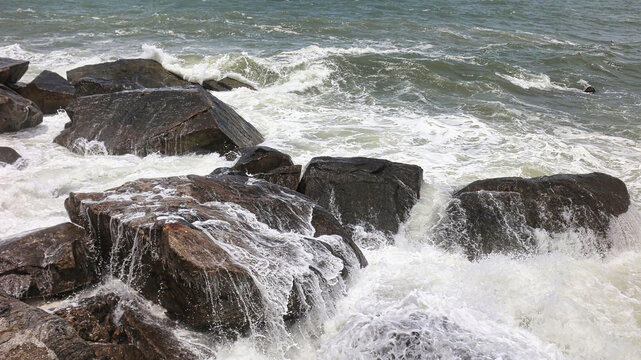 海浪拍石头