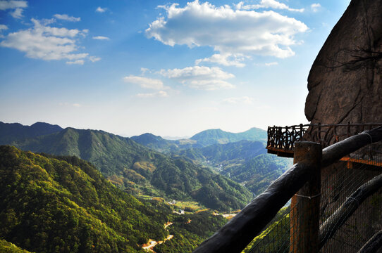 蓝天白云高山远景图