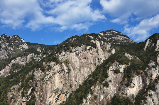 蓝天白云高山远景图