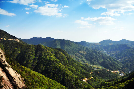 高山蓝天白云岩石