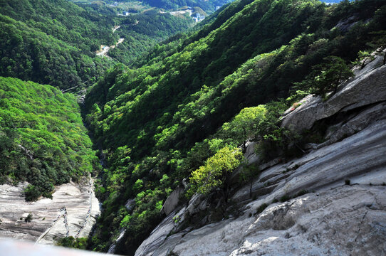 高山蓝天白云岩石