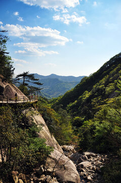 高山蓝天白云岩石