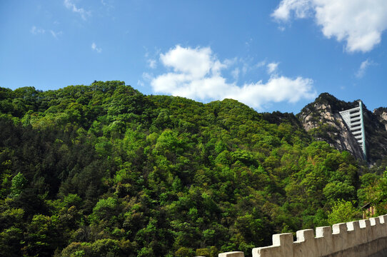 蓝天白云高山图