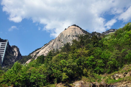 蓝天白云高山图