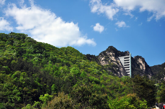 蓝天白云高山图