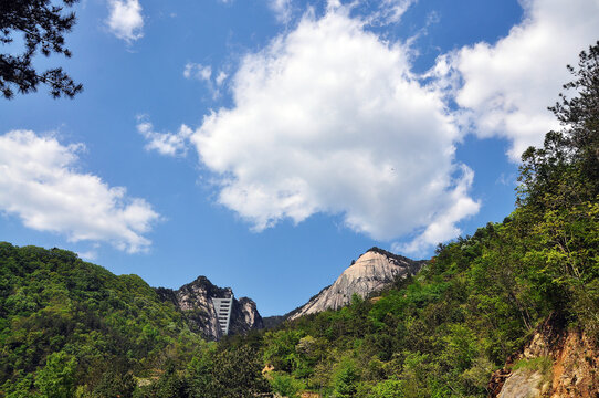 蓝天白云高山图