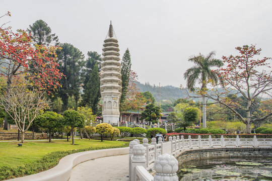 厦门南普陀寺万寿塔与人行路