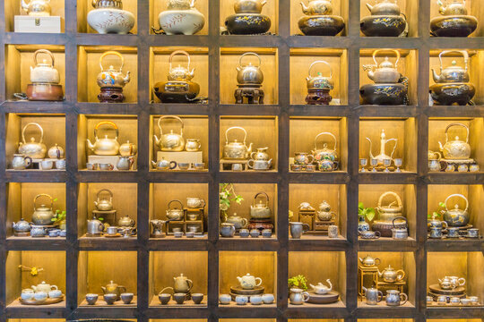 各式各样的中国茶壶茶杯