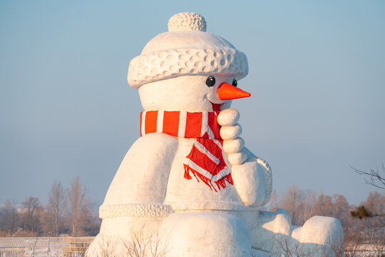 哈尔滨外滩雪人码头大雪人