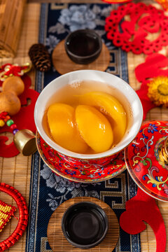 中国风背景前一碗黄桃水果罐头