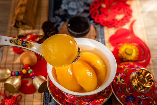 中国风背景前一碗黄桃水果罐头