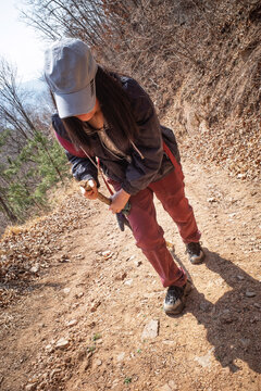 低头走山路的女人