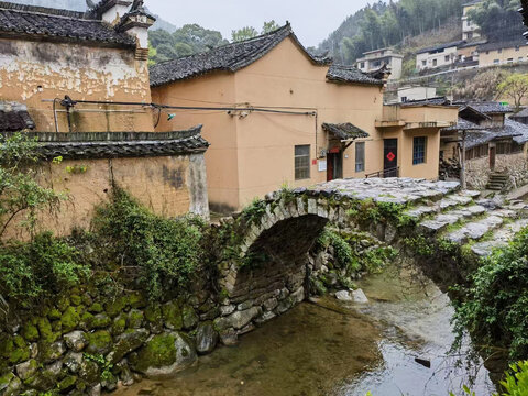 古老村庄拱形小桥特写