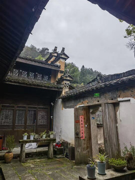 古老村庄内庭院