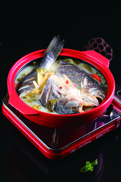 酸菜海鲈鱼