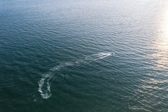 快艇行驶在大海海面上