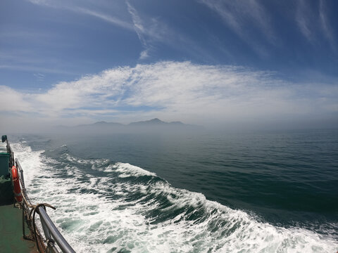 海浪游船浪花大海