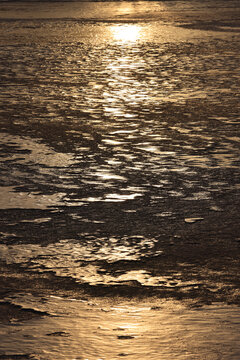 夕阳下冰封的湖面