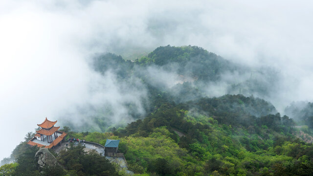 云雾中的大别山