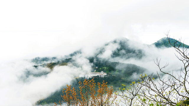 云雾中的大别山