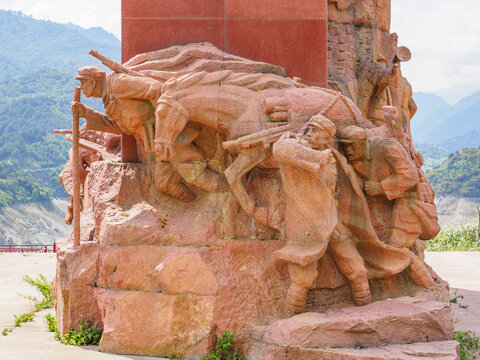 中央红军长征翻阅夹金山雕塑