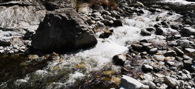 水流通过岩石高角度拍摄