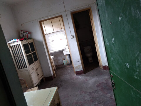 老旧工房客厅厨房卫生间