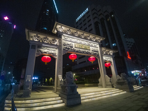 向西村门坊夜景