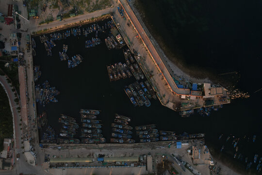 礁石海岛码头渔船停靠避风港