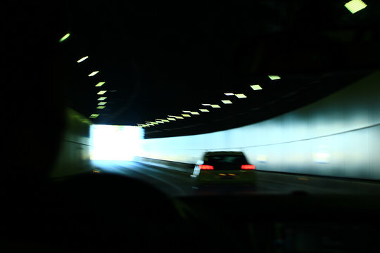 隧道的车影