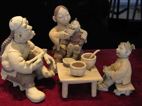 一家人吃饭微场景陶艺人物