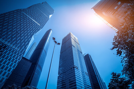 蓝色调的金融区摩天大楼