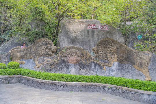 南普陀寺圆通山壁双狮舞球