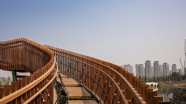 成都东安湖公园天桥木质楼梯