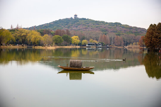 湖中小船