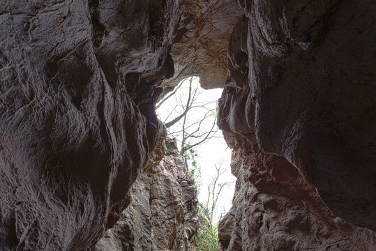 岩穴石洞