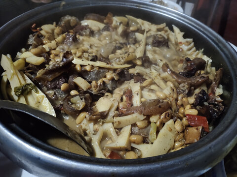 猪肉炖竹笋黄豆