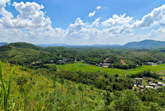 陆川谢鲁山庄远眺谢鲁村