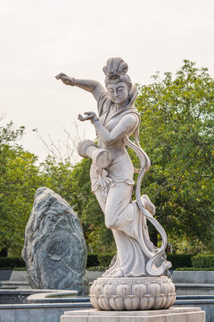 仙女石雕佛像