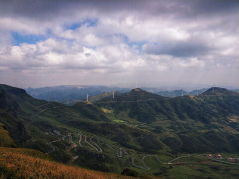 贵州阿西里西大草原风车山路