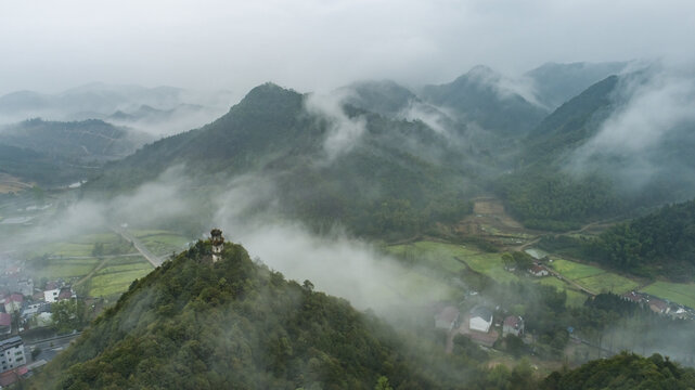 雨后山村风光