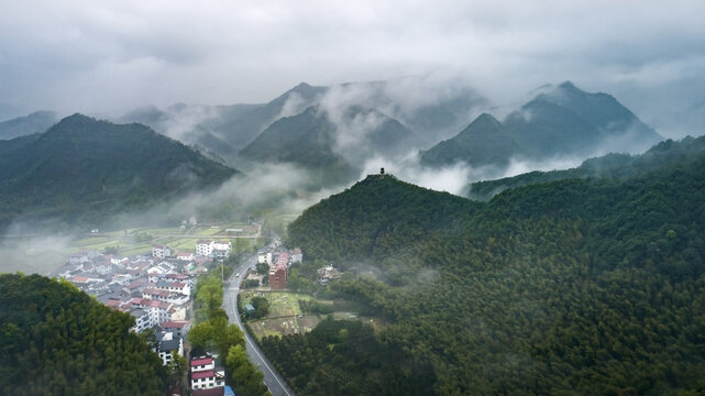 雨后山村风光