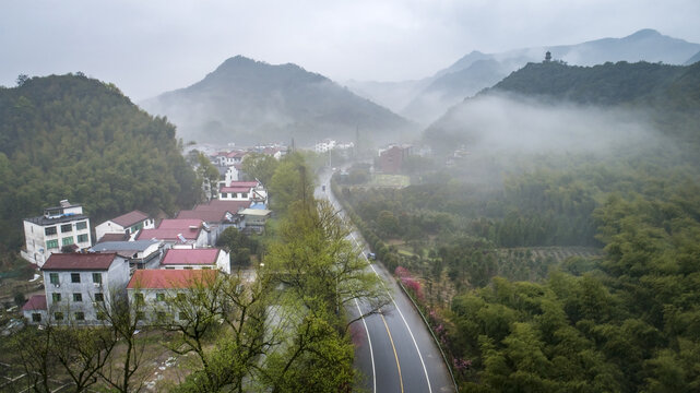 雨后山村风光