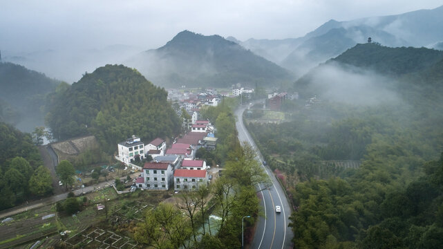 雨后山村风光