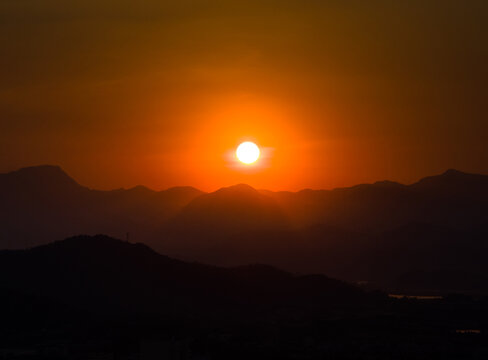 远方的山川日落