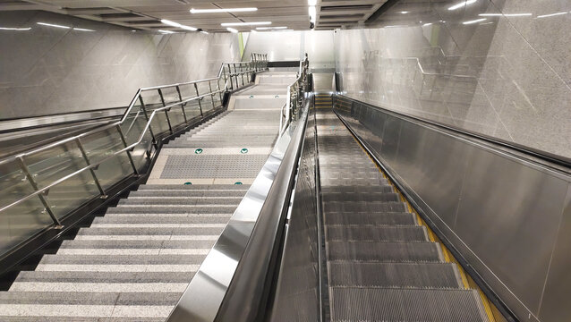 地铁站人行通道自动手扶梯