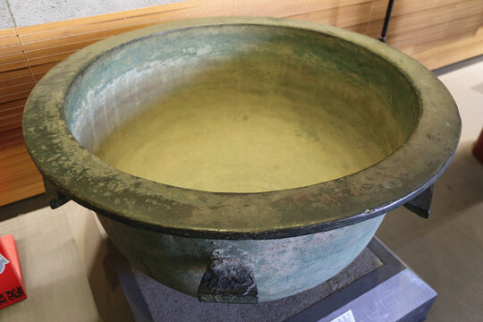清代六鋬铜锅