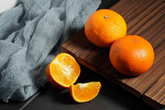 木桌上的脐橙